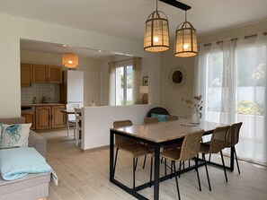 Dining - House with Garden, Terrace & WIFI, 600m from the Sea in Trégastel (Trégastel)