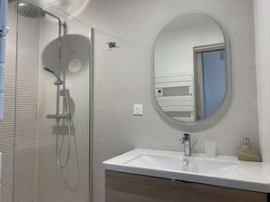 Bathroom - House with Garden, Terrace & WIFI, 600m from the Sea in Trégastel (Trégastel)