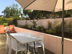 Outdoor dining - House with Garden, Terrace & WIFI, 600m from the Sea in Trégastel (Trégastel)