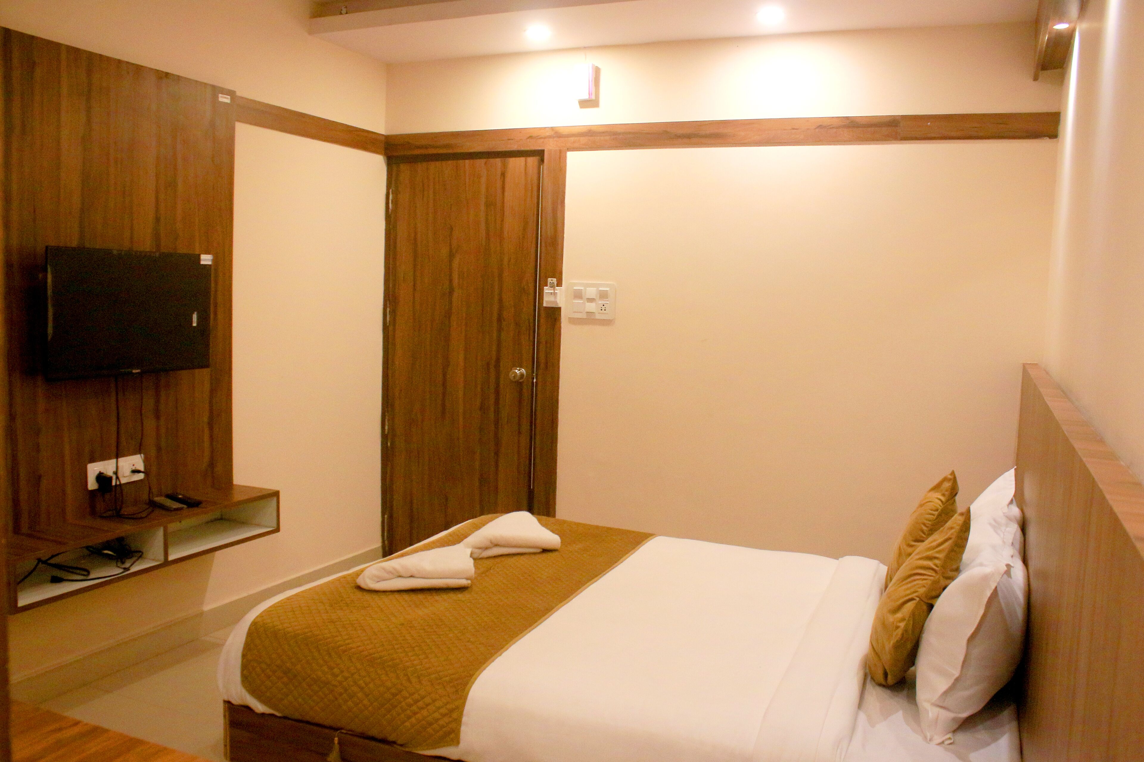 标准双人房 | 高档床上用品、办公桌、笔记本电脑工作区、遮光窗帘