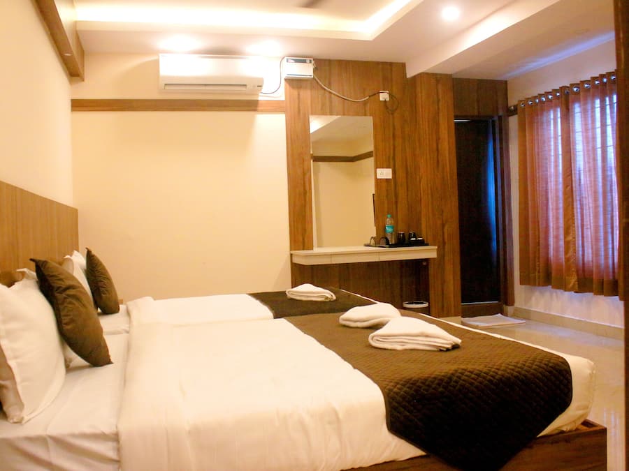 Luxe beddengoed, een bureau, een laptopwerkplek