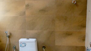 Ein Badezimmer mit Toilette, Bidet und Warmwasserbereiter.