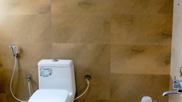 Shower, rainfall showerhead, free toiletries, slippers