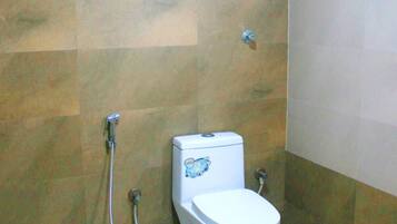 Dusche, Regendusche, kostenlose Toilettenartikel, Hausschuhe