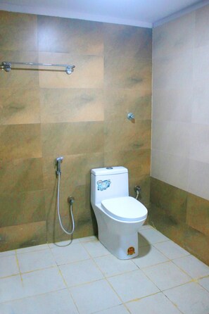 Dusche, Regendusche, kostenlose Toilettenartikel, Hausschuhe