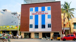 Ein Gebäude mit einem Schild für das Hotel Sakura Inn.