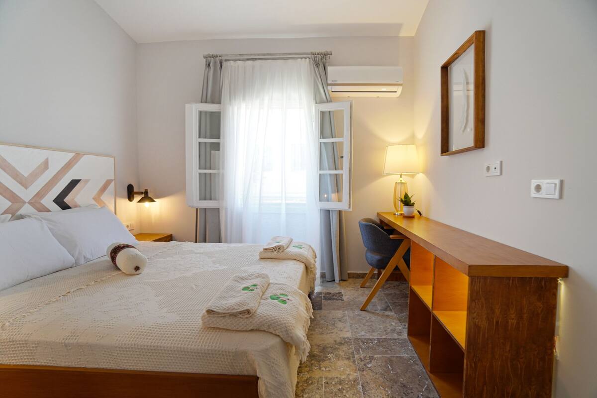 Egyptian cotton sheets, premium bedding, minibar (some free items)
