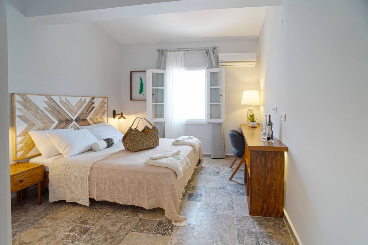 Egyptian cotton sheets, premium bedding, minibar (some free items)