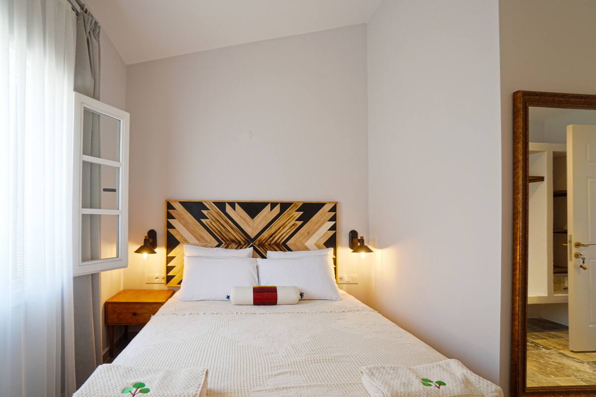 Egyptian cotton sheets, premium bedding, minibar (some free items)