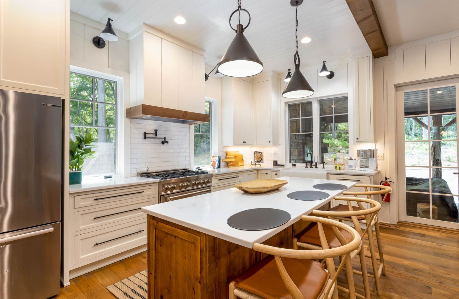 Een koelkast, een oven, een kookplaat, een vaatwasser