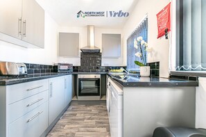 Réfrigérateur, four à micro-ondes, un four, surface de cuisson
