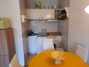 Réfrigérateur, micro-ondes, plaque de cuisson, cafetière/bouilloire