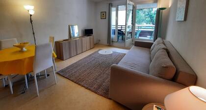 Beachside Retreat: Cozy 1BR Apt with Balcony, WiFi & Parking