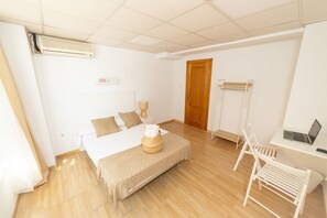 Chambre panoramique | Lit avec matelas en mousse à mémoire, bureau