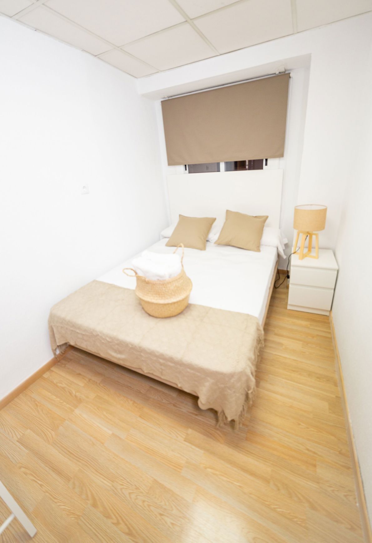 Lit avec matelas en mousse à mémoire, bureau