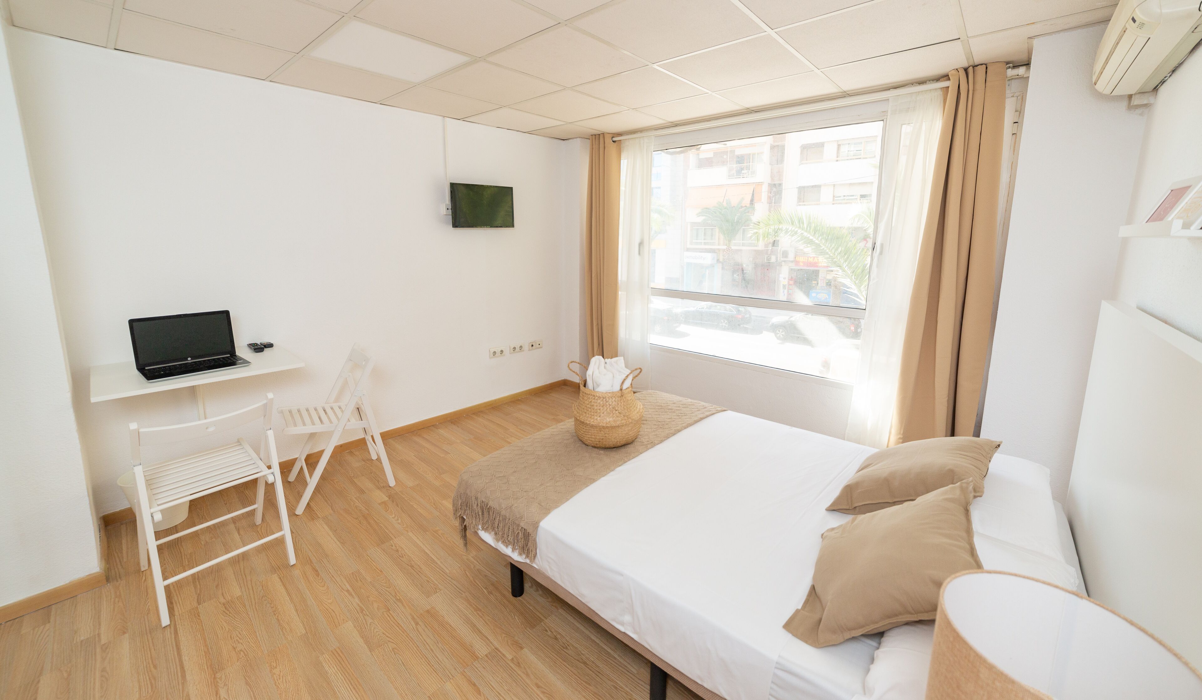 Herbergi með útsýni | Rúm með memory foam dýnum, skrifborð, vinnuaðstaða fyrir fartölvur