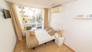 Herbergi með útsýni | Rúm með memory foam dýnum, skrifborð, vinnuaðstaða fyrir fartölvur