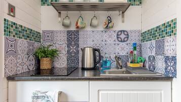 Kjøleskap, mikrobølgeovn, kokeplater og vannkoker