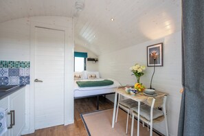 1 chambre, lit parapluie, Wi-Fi gratuit, draps fournis