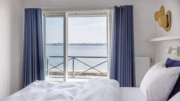 In-room safe, soundproofing, free WiFi, bed sheets