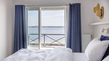 In-room safe, soundproofing, free WiFi, bed sheets