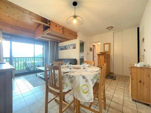 Dining - Charming 2-Room Apartment with Balcony, Close to Centre & Prorel Gondola (Briançon)
