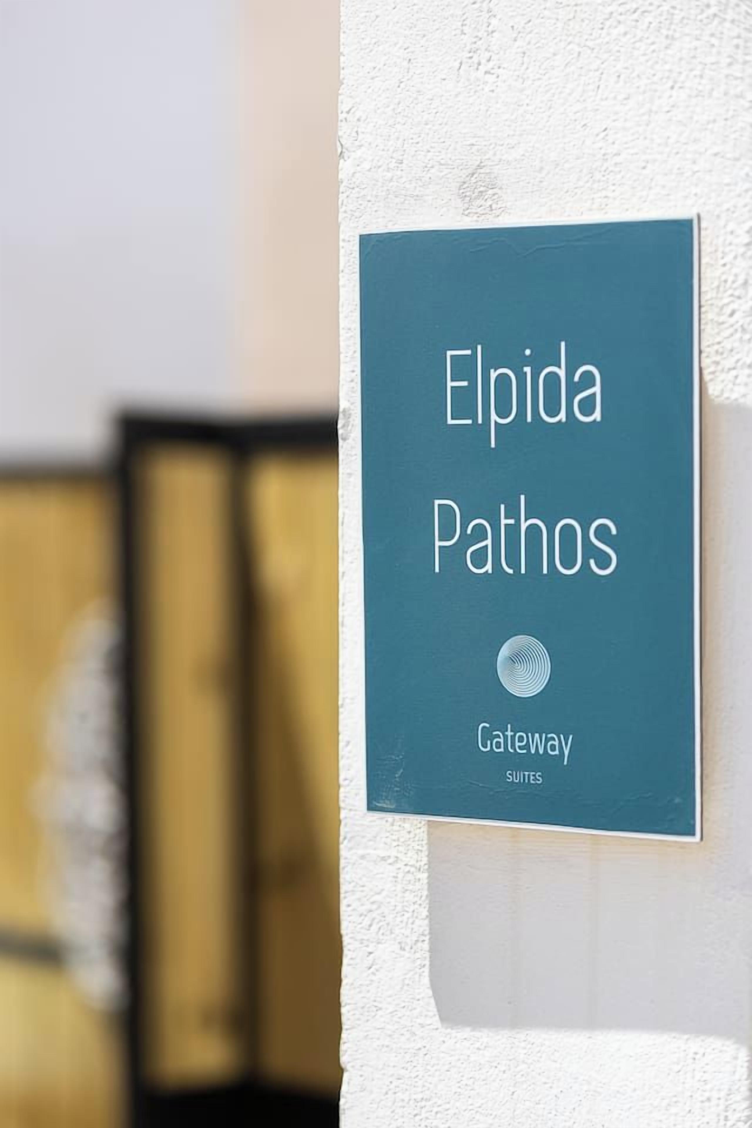 Señalización para 'Elpida Pathos' que indica una ubicación de 'Gateway Suites'.