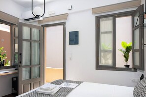 Een bureau, een strijkplank/strijkijzer, reisbedje, gratis wifi