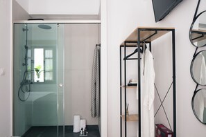 1 Schlafzimmer, Zimmersafe, Schreibtisch, Bügeleisen/Bügelbrett
