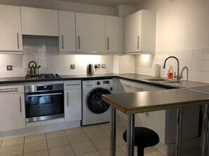 Een koelkast, een microgolfoven, een oven, een kookplaat