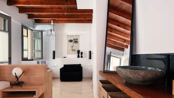 Executive Studio Suite | Premium bedding, in-room safe, laptop workspace, blackout curtains
