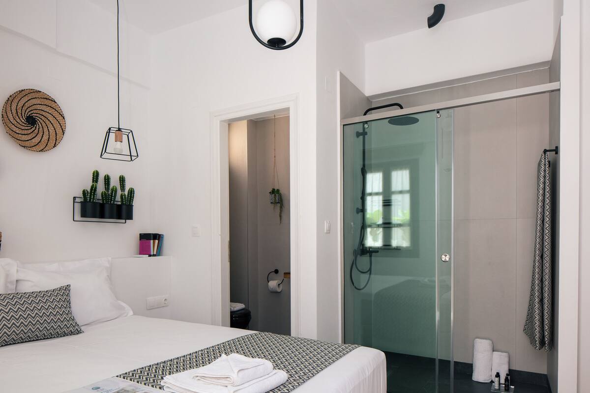 Junior Studio Suite | Premium bedding, in-room safe, laptop workspace, blackout drapes