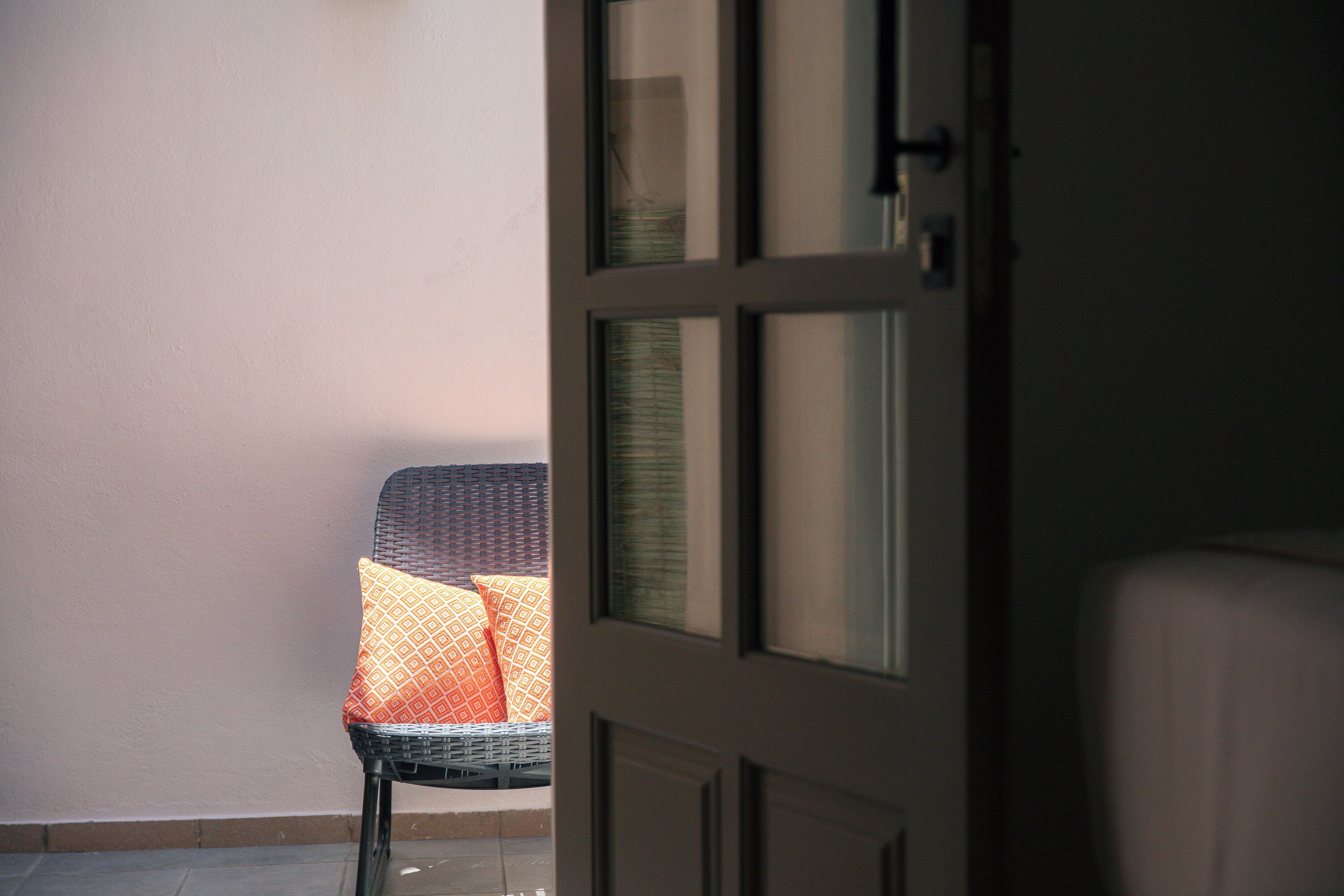 Une pièce avec une porte donnant sur un espace extérieur.