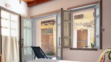 Comfort Studio Suite | Premium bedding, in-room safe, laptop workspace, blackout drapes