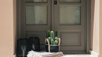 Comfort Studio Suite | Premium bedding, in-room safe, laptop workspace, blackout drapes