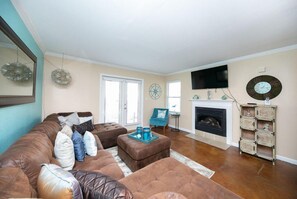 Condo, 3 Bedrooms | Living room
