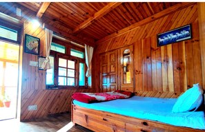 5 makuuhuonetta, työpöytä, Wi-Fi, vuodevaatteet