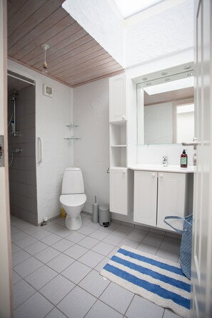 City Apartment | Bathroom | Shower, hair dryer, heated floors, towels