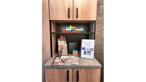 Une vitrine en bois contenant des livres et des brochures.
