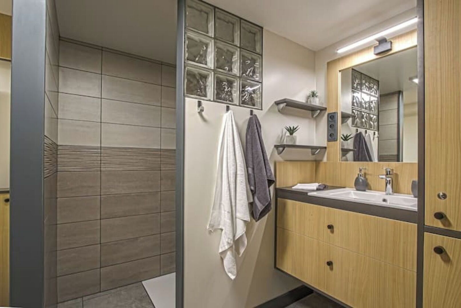 Dusche, Haartrockner, Handtücher, Toilettenpapier