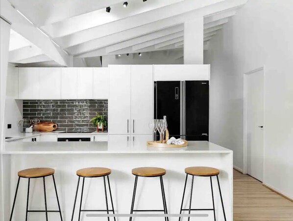 Réfrigérateur, micro-ondes, four, lave-vaisselle