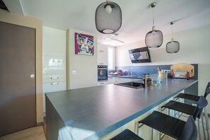 Kühlschrank, Mikrowelle, Ofen, Herdplatte