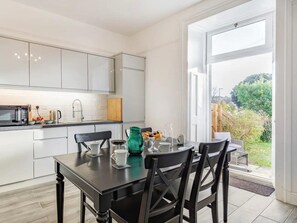 Villa | Private kitchen | Fridge, microwave, oven, stovetop - Lovely Villa 2 King 2 Singles 1double Sofa bed (Torquay)