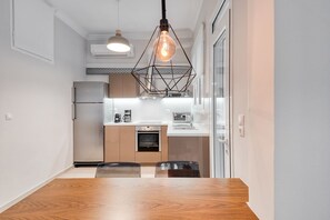 Fridge, microwave, oven, stovetop - Modern 2-bedroom apt, 200m from the Acropolis (Athina)