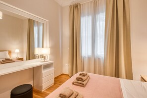 2 bedrooms, desk, soundproofing, iron/ironing board - Modern 2-bedroom apt, 200m from the Acropolis (Athina)