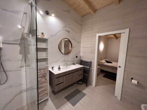 1 Schlafzimmer, Schreibtisch, Bügeleisen/Bügelbrett, Reisekinderbett