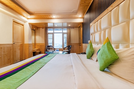 Escritorio y tabla de planchar con plancha