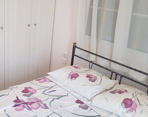 6 bedrooms, iron/ironing board, free WiFi, bed sheets