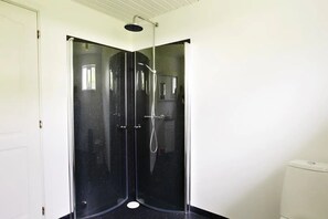 Standard Apartment | Bathroom | Shower, hair dryer, heated floors, towels - Liljulon - Views - Location (Ljosa)
