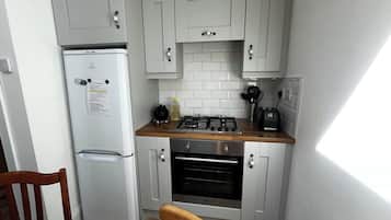 Cottage | Private kitchen | Fridge, microwave, oven, stovetop